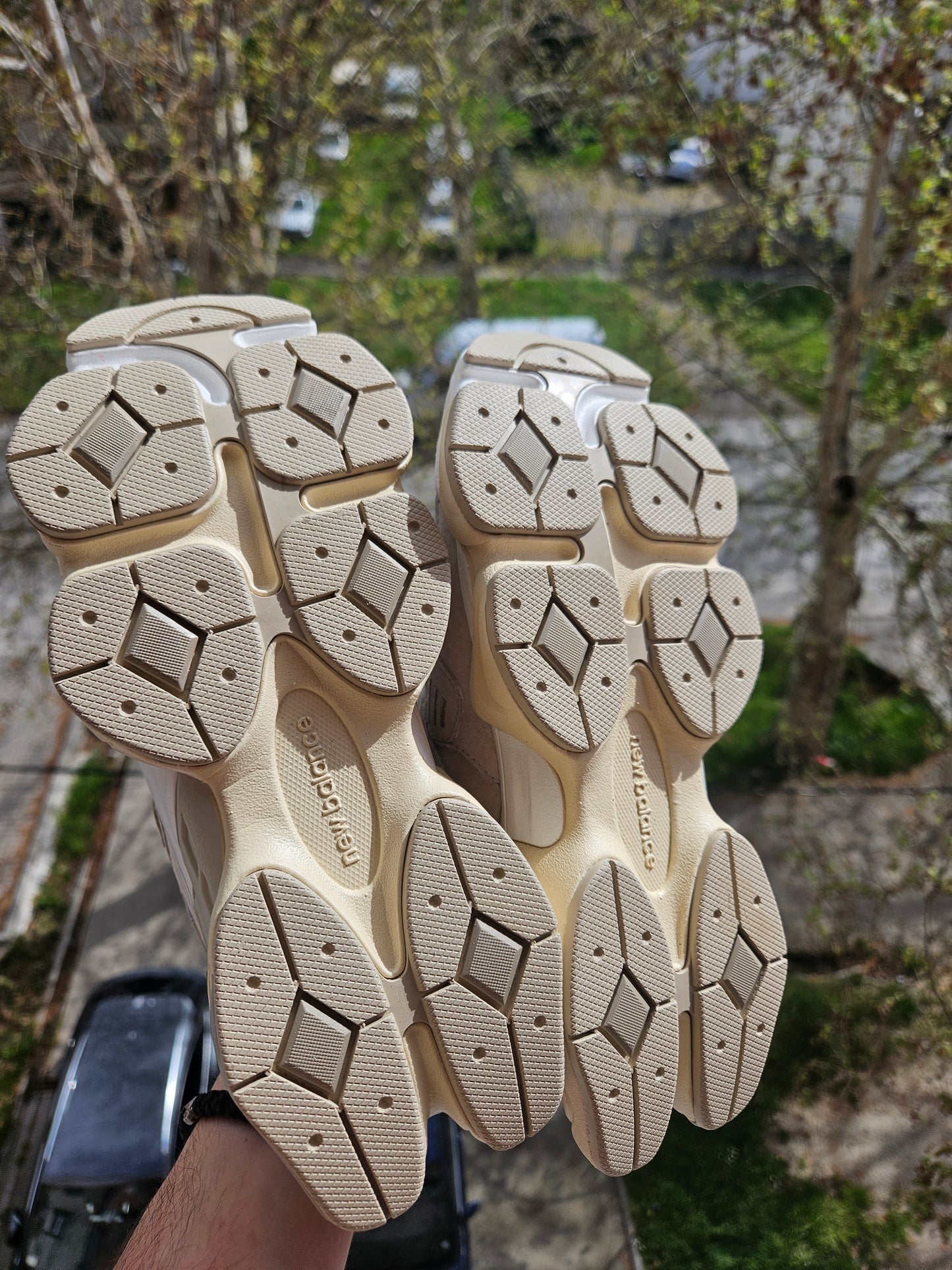 New Balance 9060 (yellow)